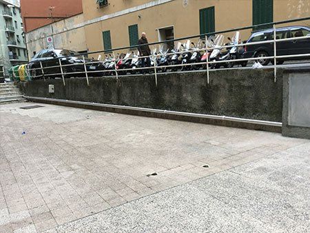una pavimentazione esterna e vista di una ringhiera con delle moto parcheggiate