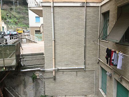 vista di un muro con dei tubi a vista esterni