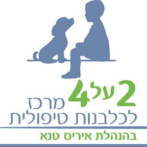 ילד וכלב יושבים זה ליד זה על ספסל.