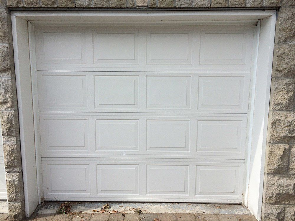 grand garage blanc avec motif carré quadrillé