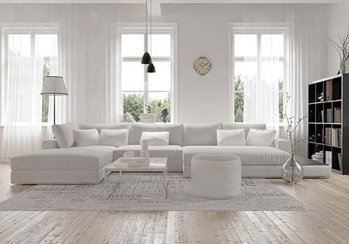 Grandi finestre in colore bianco in un salone