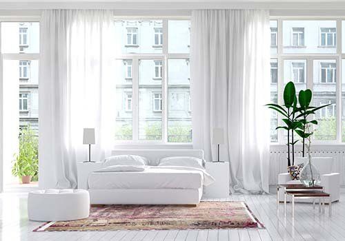 Grandi finestre in colore bianco da un altro angolo del salon Grandi finestre in colore bianco in una camera da letto