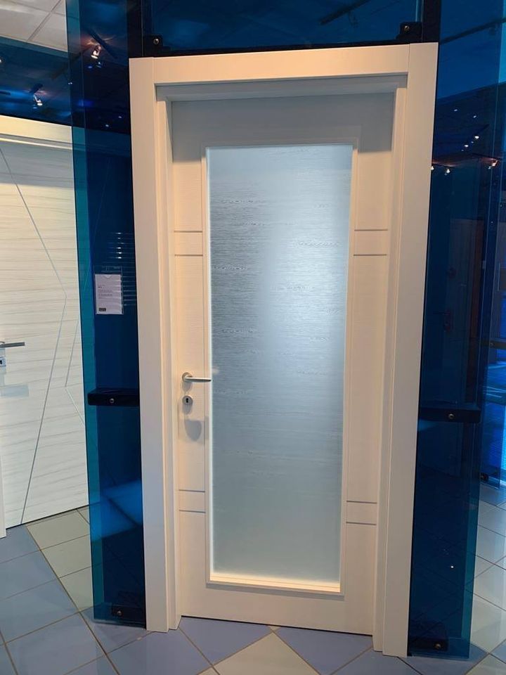 porta in legno con vetro al centro satinato