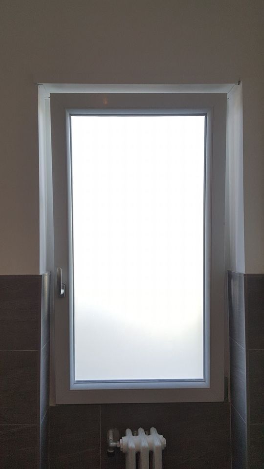 finestra con apertura verso l'interno in PVC