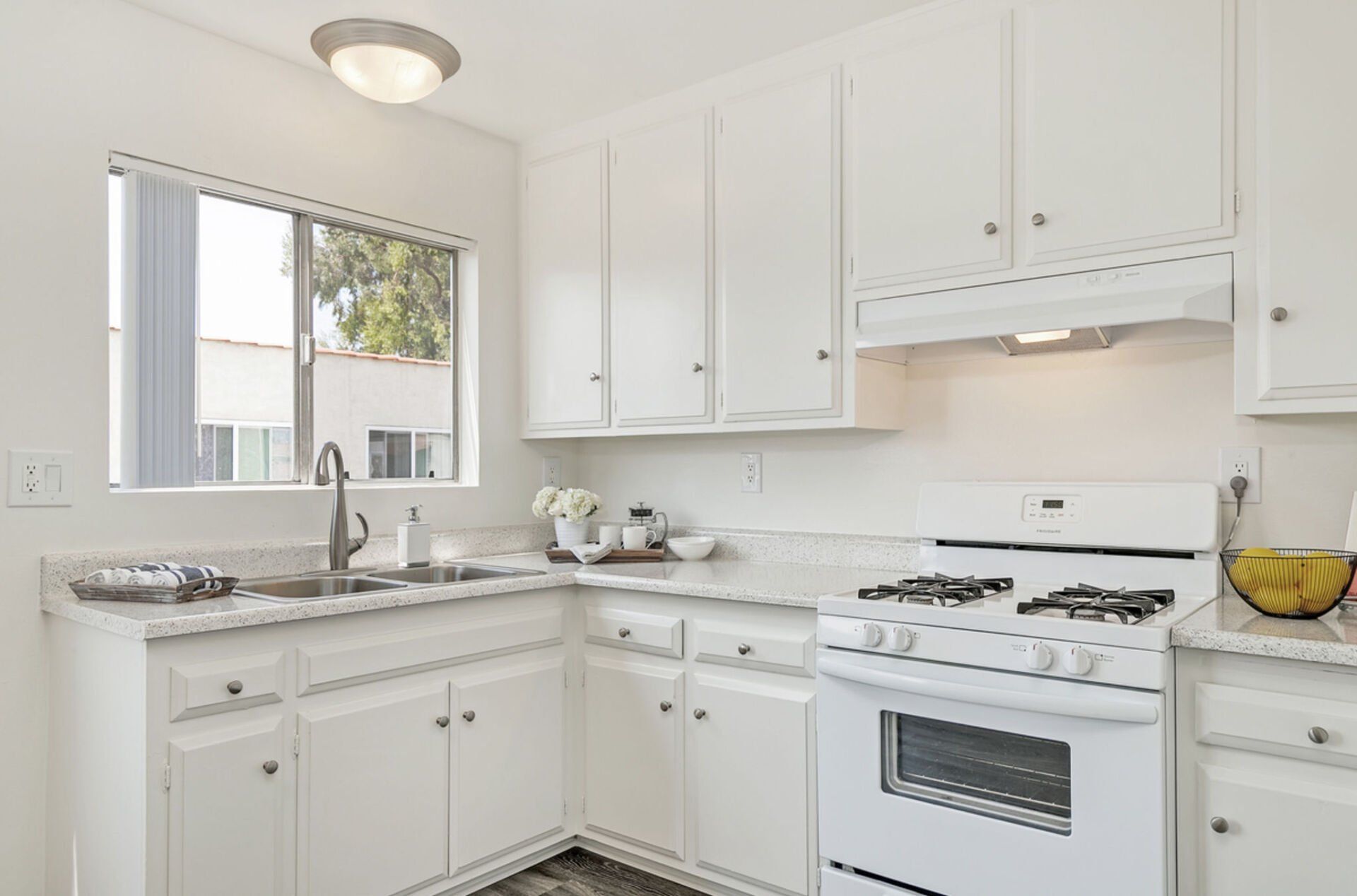 Mission Plaza Apartments Property Image of interior