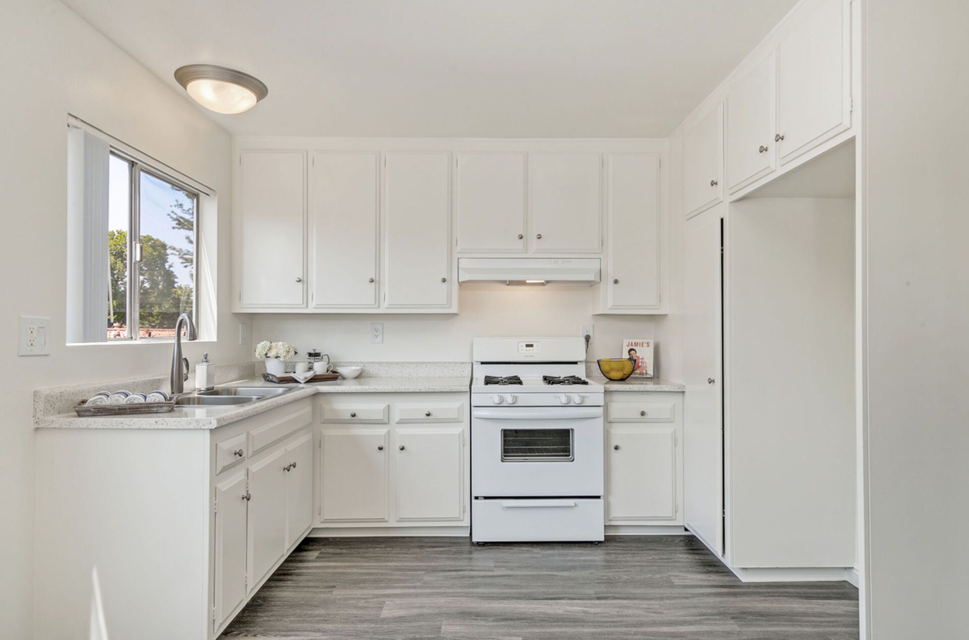 Mission Plaza Apartments Property Image of interior kitchen