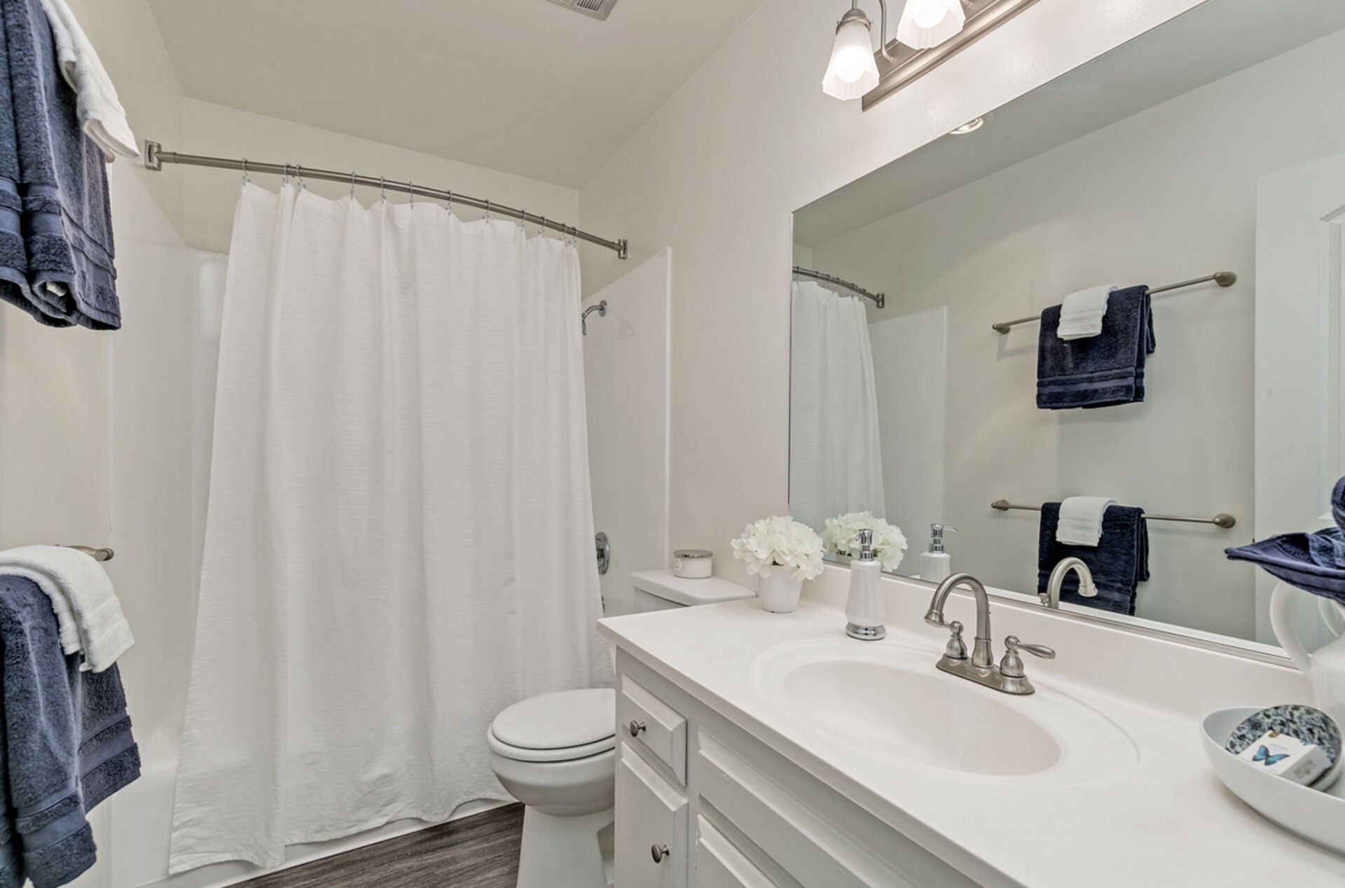 Mission Plaza Apartments Property Image of interior bathroom