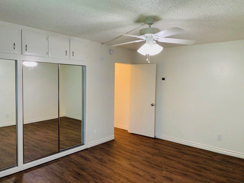 Bay Manor Apartment Property Image of interior room