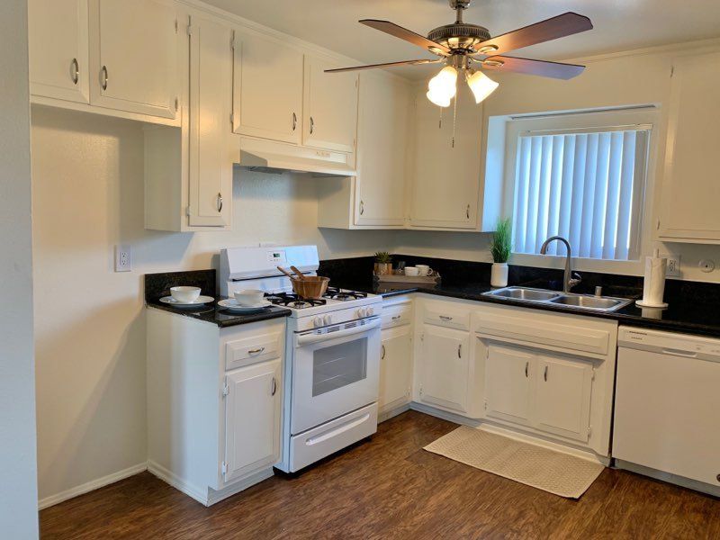 Bay Manor Apartment Property Image of kitchen