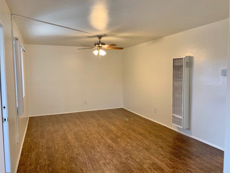 Bay Manor Apartment Property Image of interior room