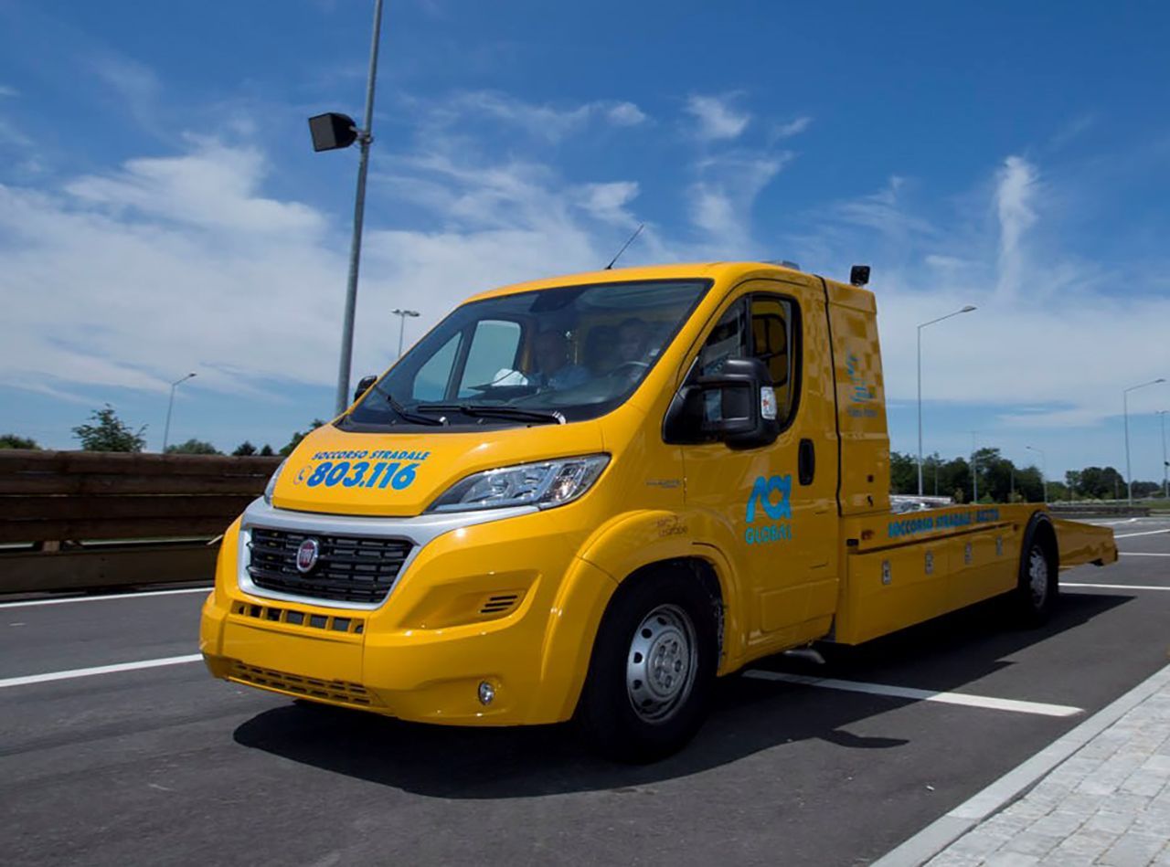 carro attrezzi giallo