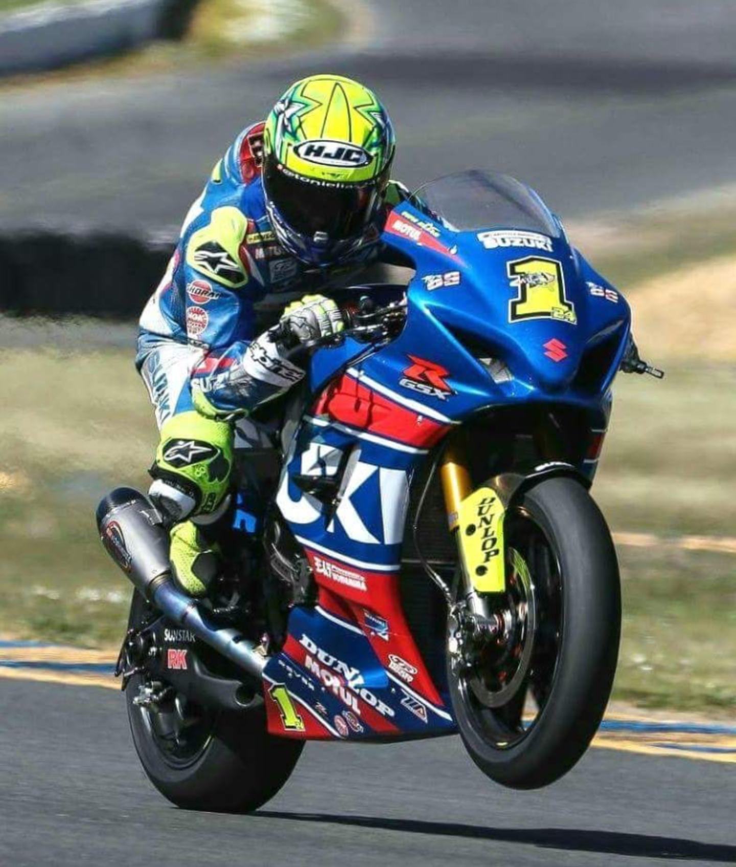 pilota con moto
