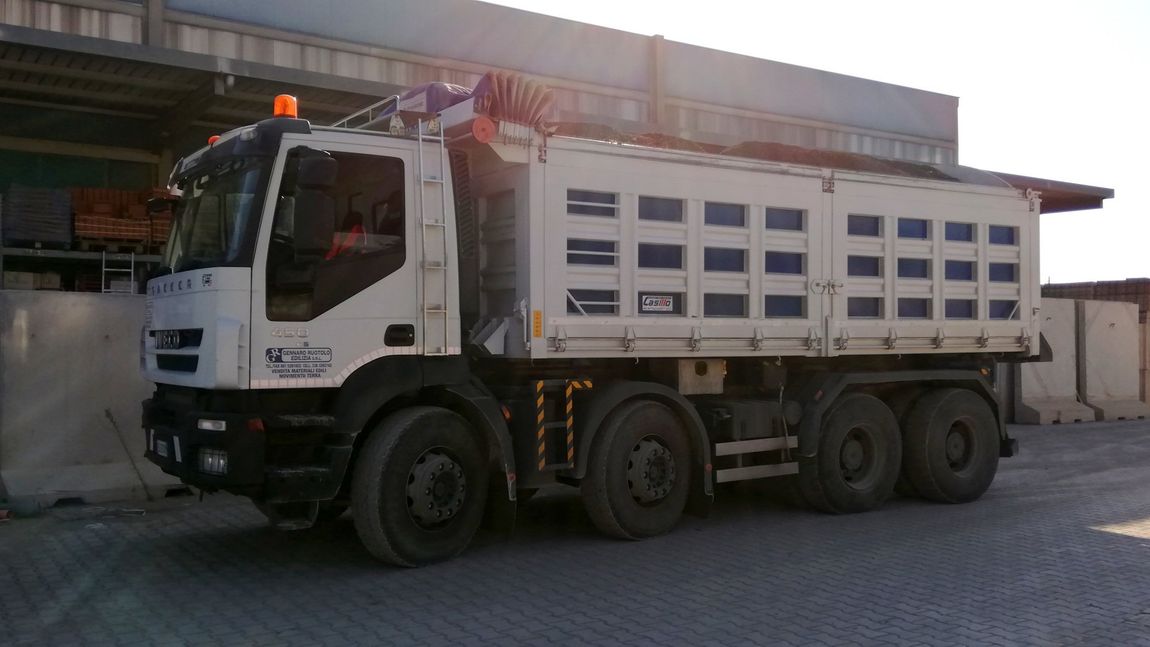 Operazioni di smaltimento del materiale di risulta di un cantiere