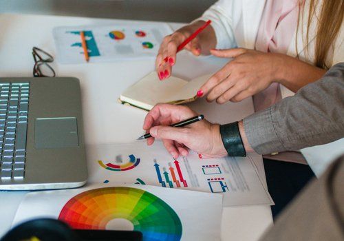 Uomo e donna lavorano con i disegni colorati