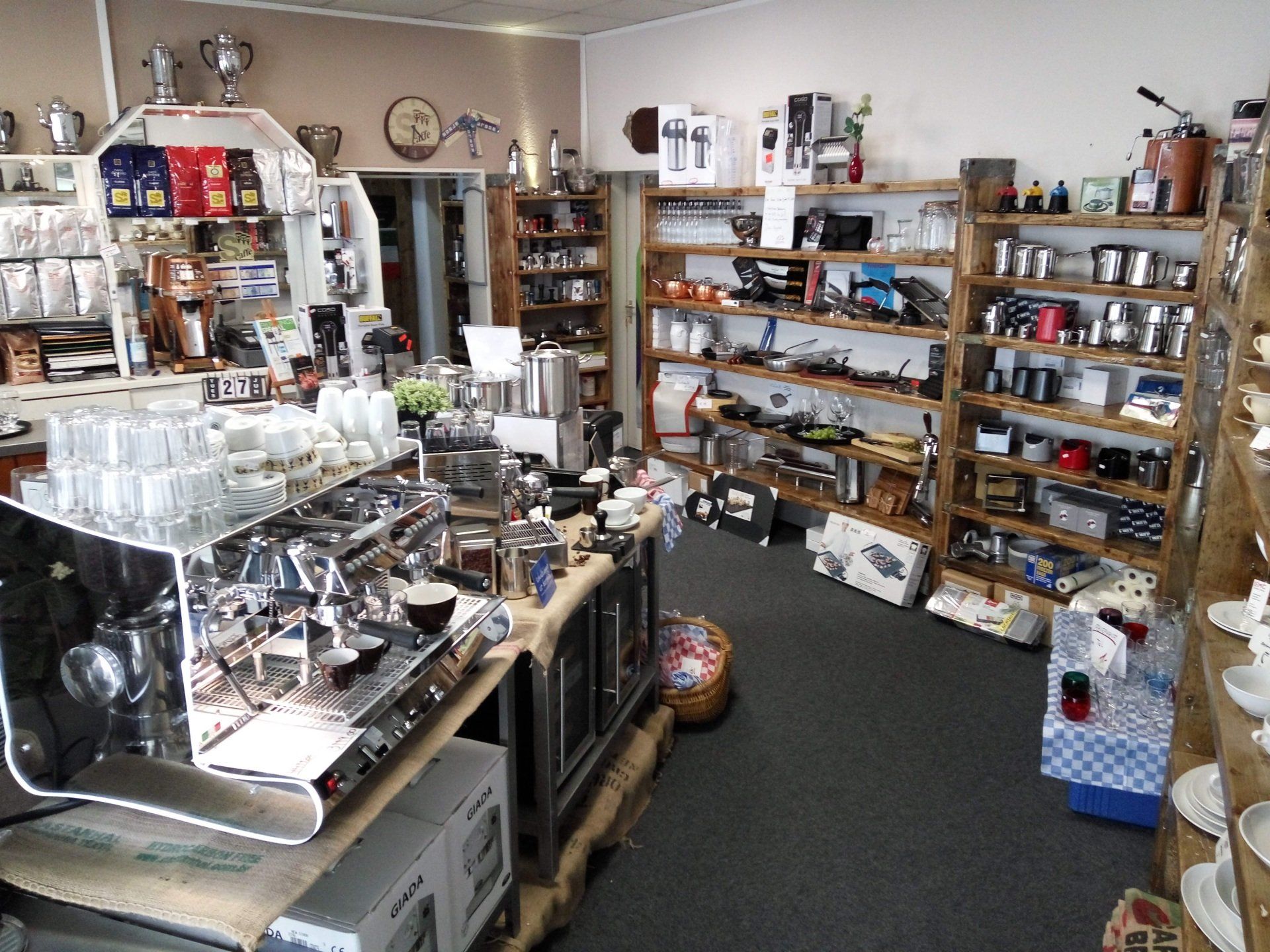 Ein Geschäft mit vielen Artikeln, darunter eine Kaffeemaschine
