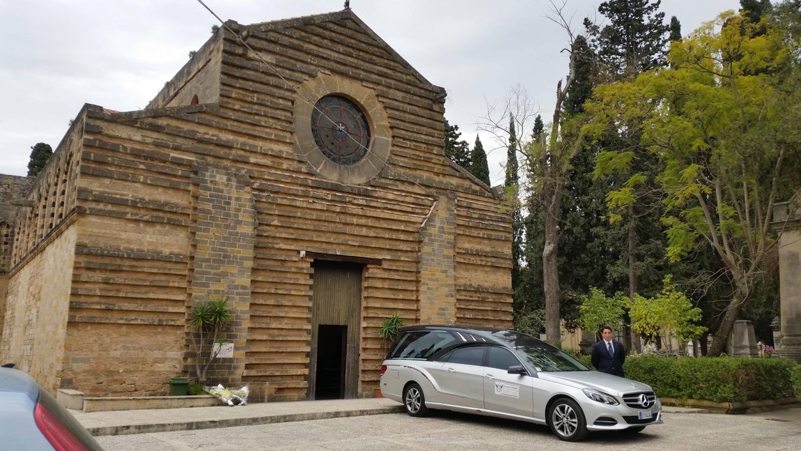 Auto funebre fuori dalla chiesa