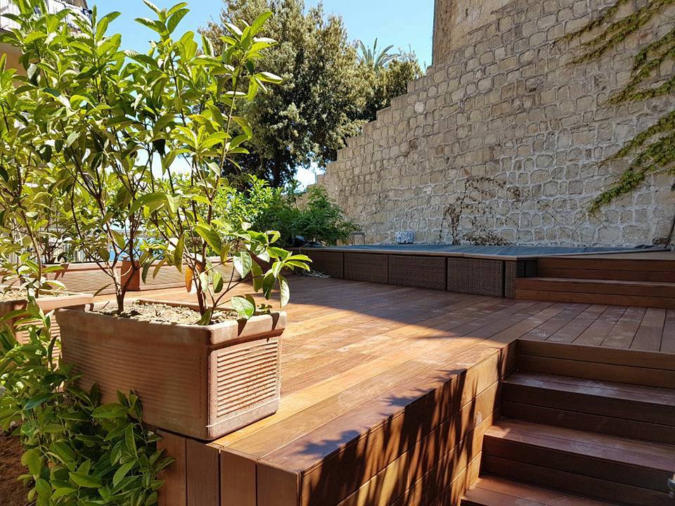 composizione in legno per esterni