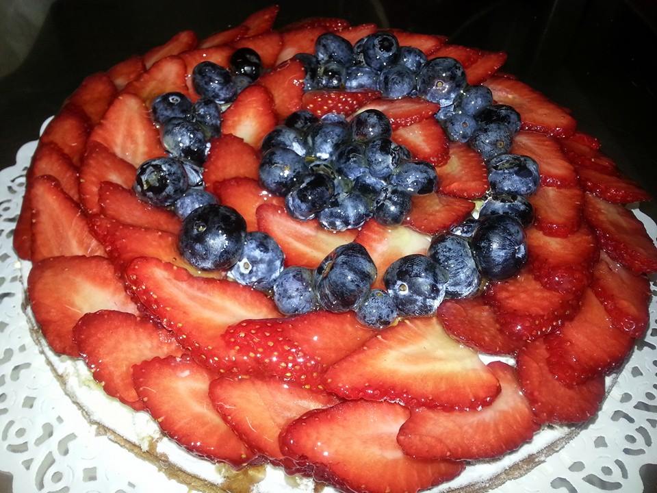 torta con fragole e mirtilli