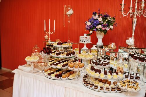 tavolo addibito con prodotti dolciari per buffet