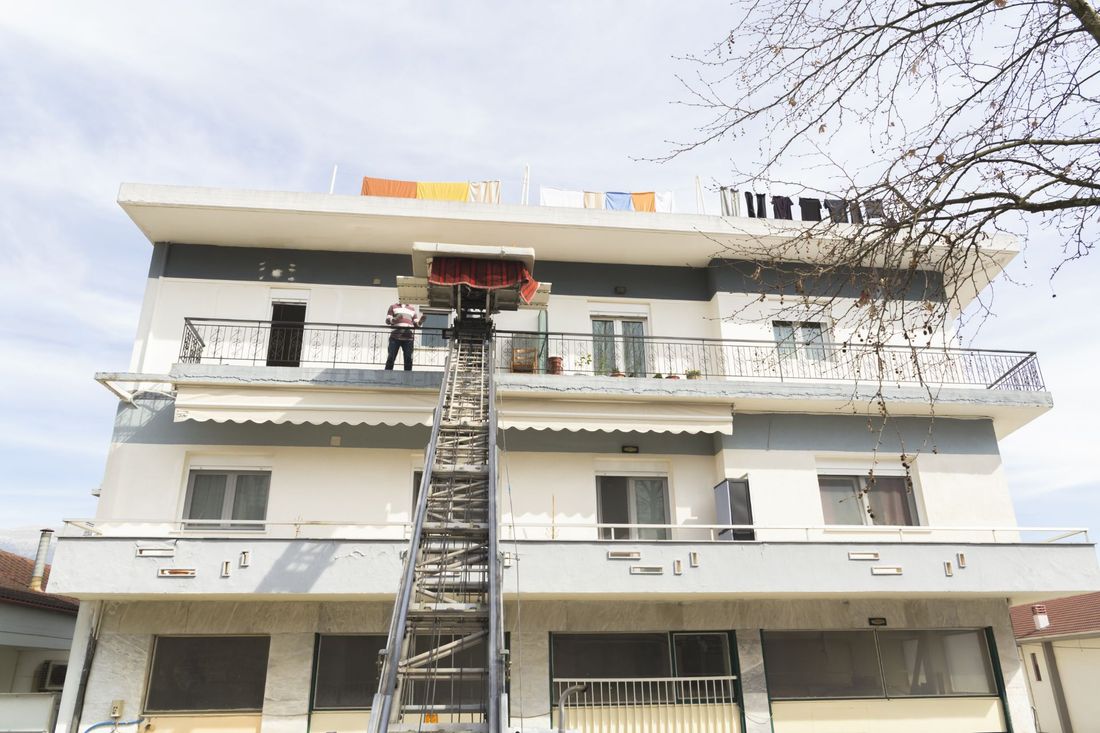 Un'operazione di trasloco effettuata con montacarichi elettrici