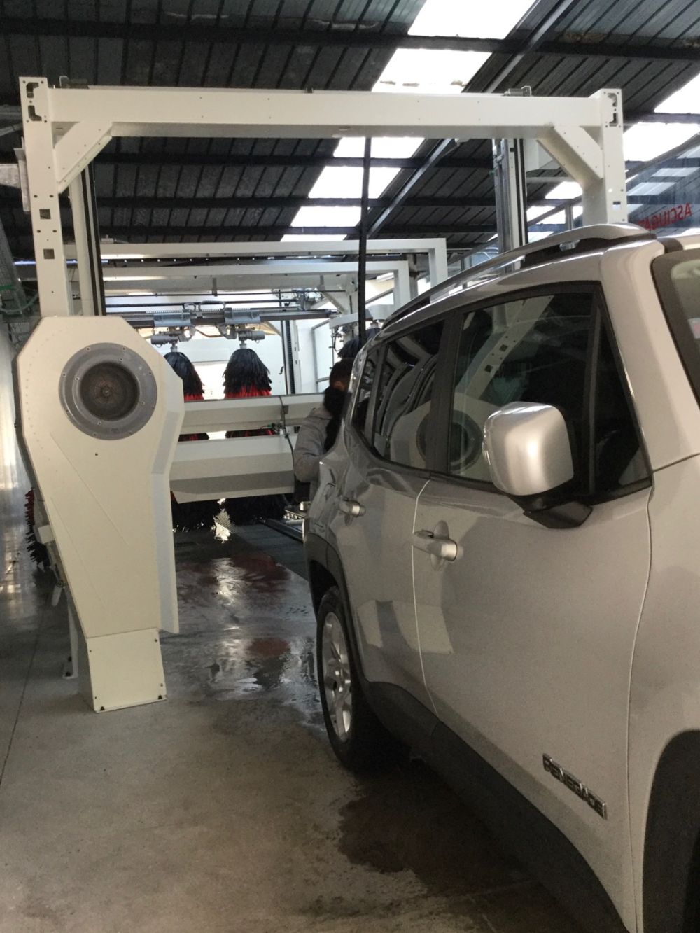 auto nell'autolavaggio