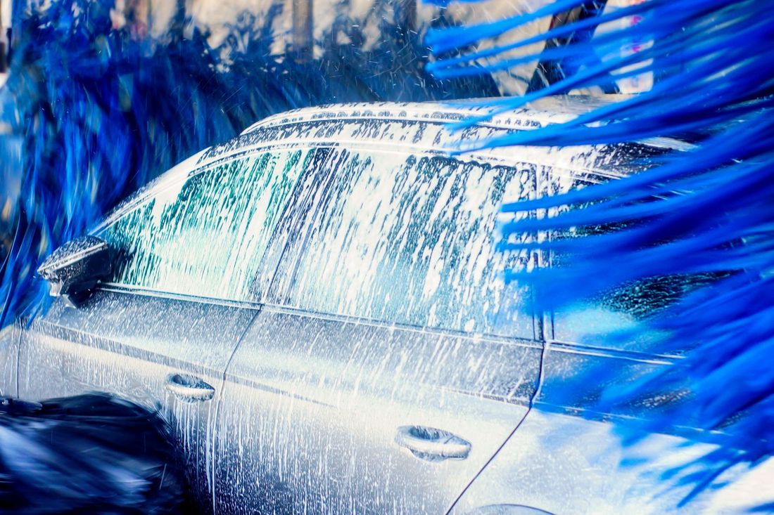 auto con schiuma nell'autolavaggio