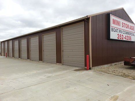 Mini storage boat/RV/commercial — Trailer rental in Waverly, IA