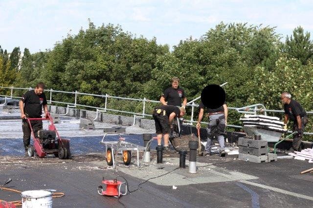 Dachdecker arbeiten am Soka-Bau im Selkeweg in Braunschweig