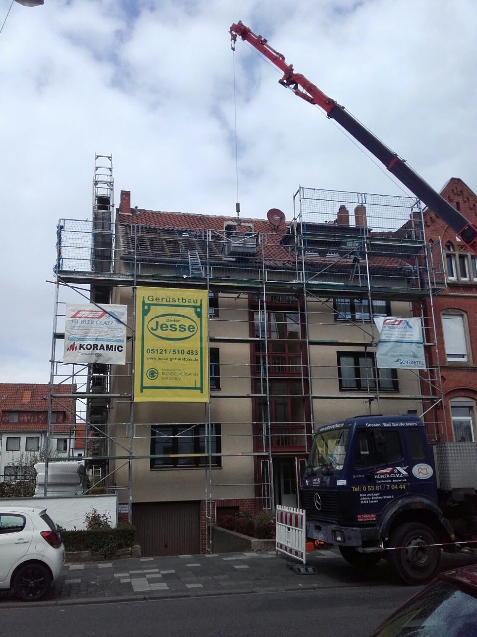 Dachdecker Seesen führen Arbeiten mit Kran an Dach durch