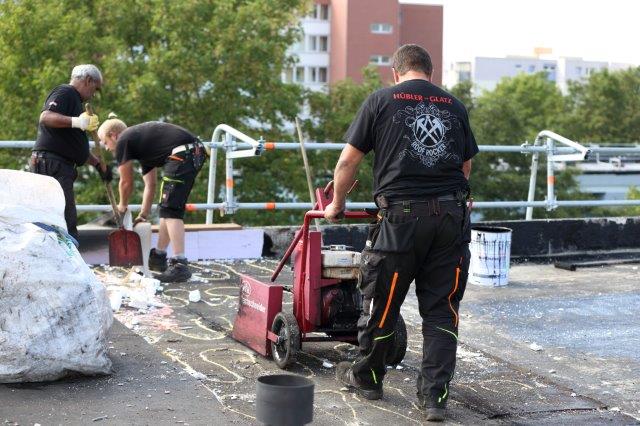 Dachdeckerei arbeitet am Soka-Bau im Selkeweg in Braunschweig