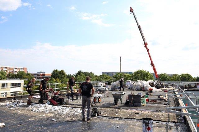 Dachdecker arbeiten am Soka-Bau im Selkeweg in Braunschweig