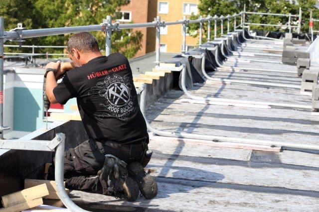 Dachdecker arbeitet am Soka-Bau im Selkeweg in Braunschweig