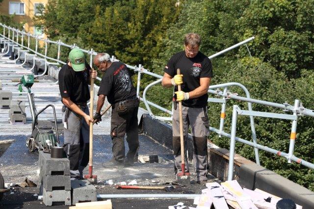 Dachdecker arbeitet am Soka-Bau im Selkeweg in Braunschweig