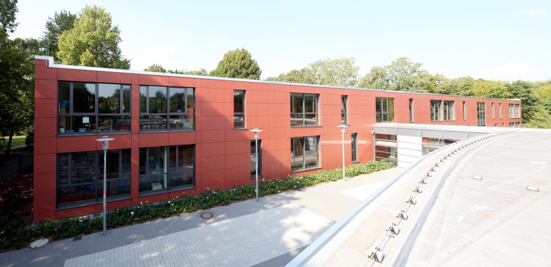 Fertige Fassade einer Schule in Braunschweig nach Arbeit von Fassadenbauer
