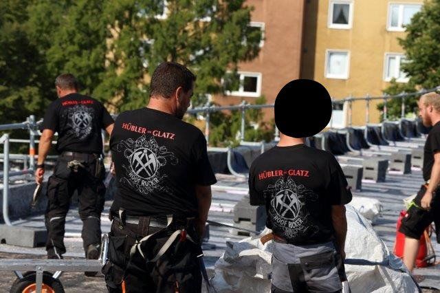 Dachdecker arbeiten am Soka-Bau im Selkeweg in Braunschweig