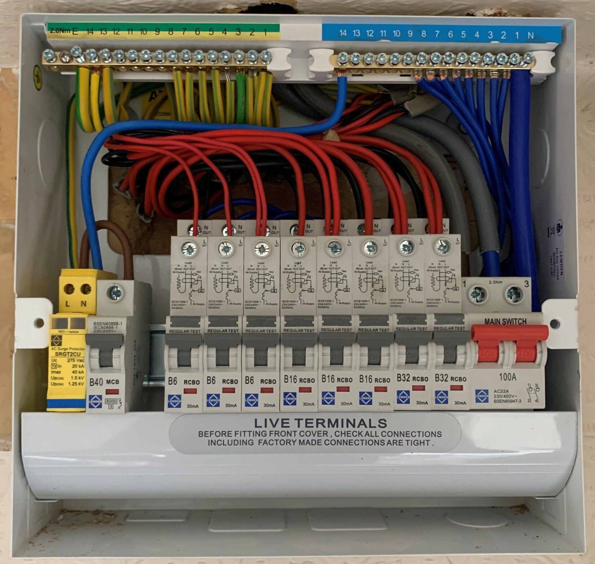 A white box with a label that says live terminals