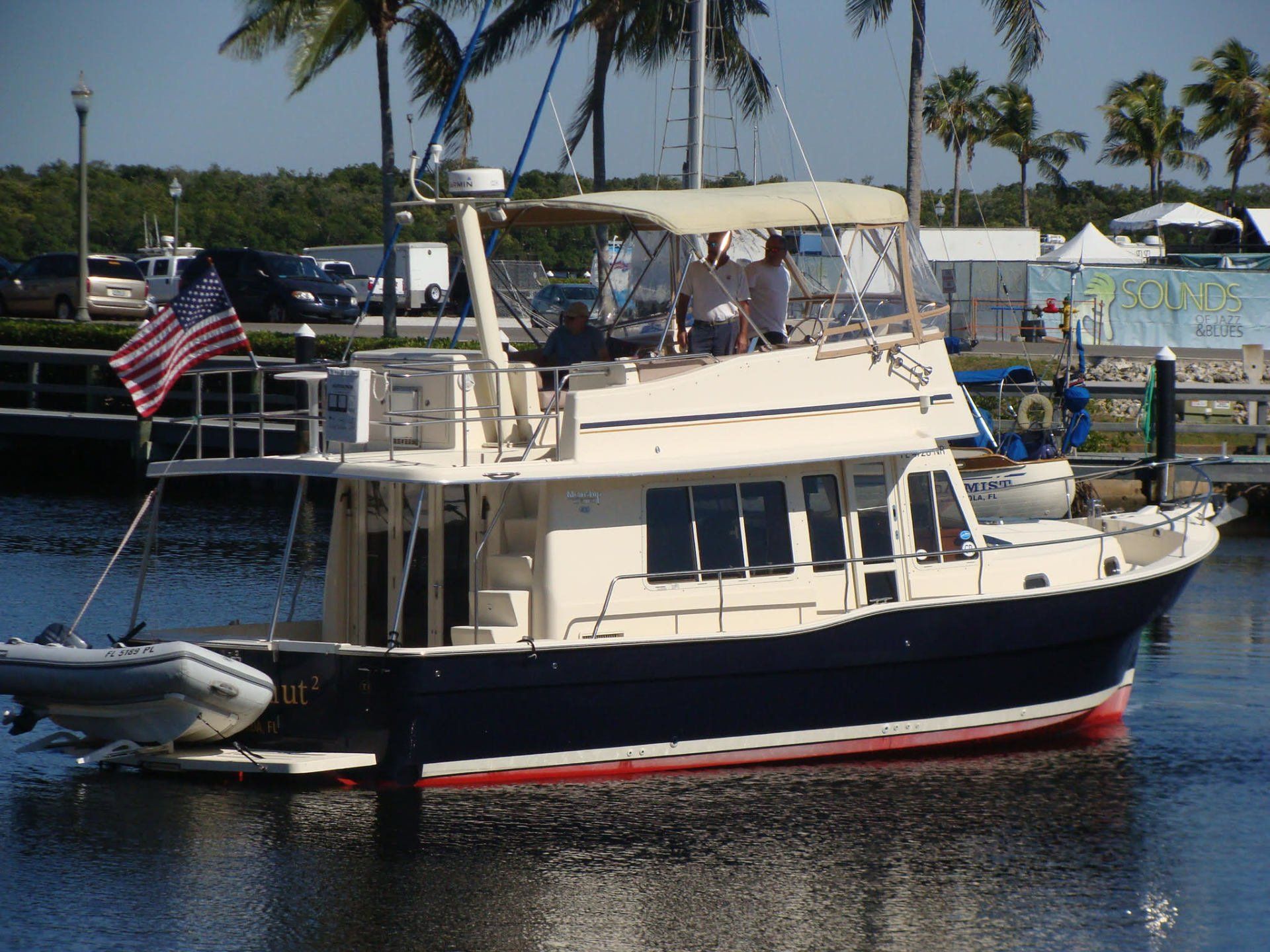 A boat with the letters uf on the side of it