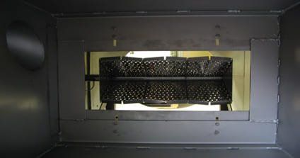 Das Innere einer Metallbox, aus der ein Ventilator herausragt.