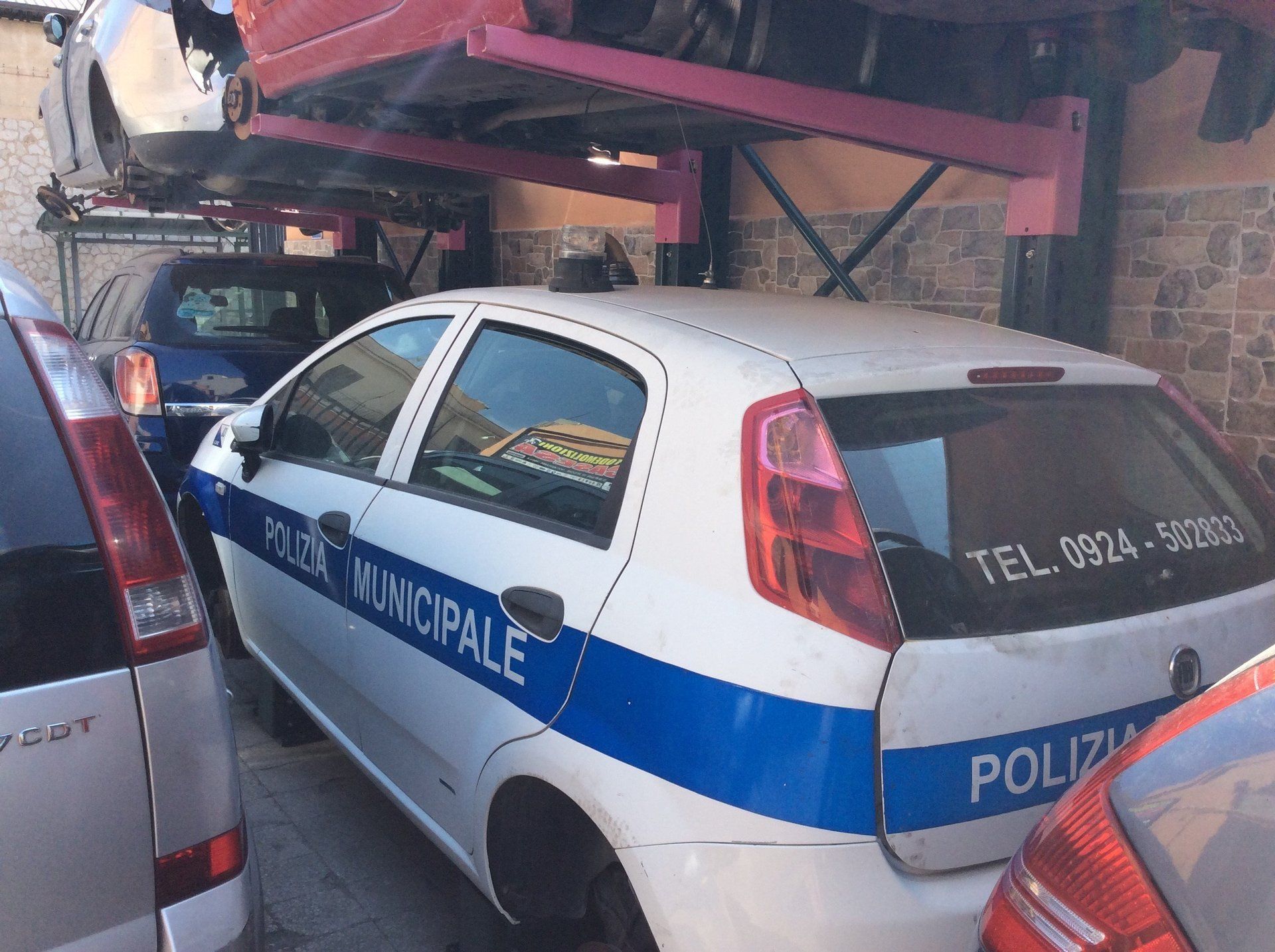 auto nel deposito