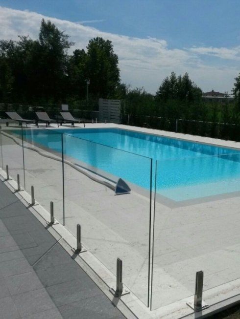 Piscina con recinzione trasparente in vetro