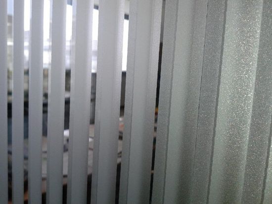 Finestra in vetro con strisce opache