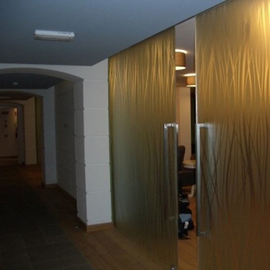 Porte scorrevoli in vetro con finitura in oro