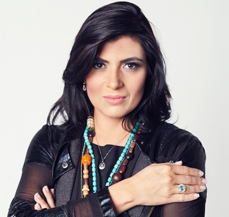 Uma mulher usando um colar e um anel no dedo