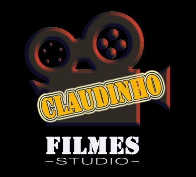 A logo for claudinho filmes studio with a camera on a black background