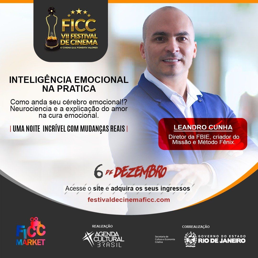 Um homem de terno está parado em frente a uma placa que diz inteligência emocional na pratica.