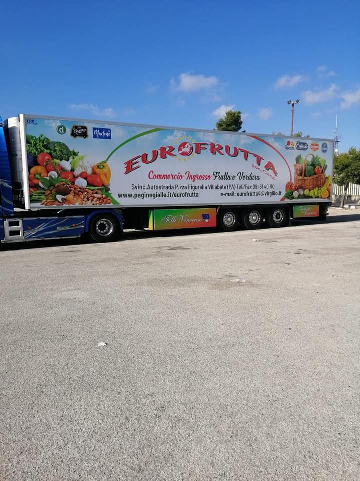 mezzo per la consegna di prodotti ortofrutticoli presso ristoranti e negozi