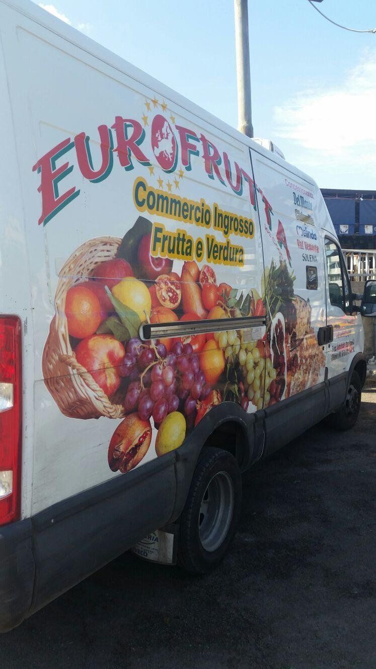 Furgone per la consegna di frutta e verdura presso ristoranti