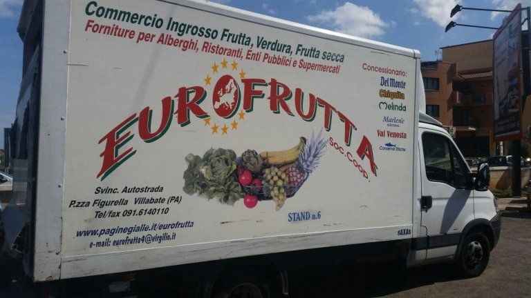 Furgone per la consegna di frutta e verdura a generi alimentari
