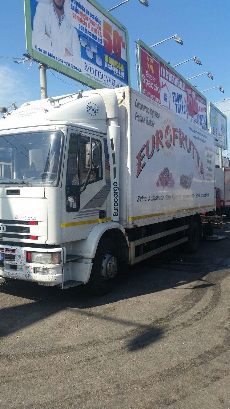 Furgone per la consegna di prodotti ortofrutticoli a ristoranti