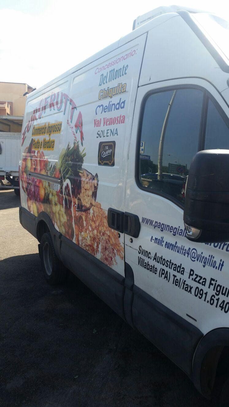 Furgone per la consegna di frutta e verdura a negozi e ristoranti